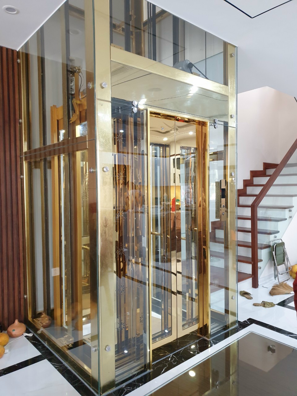 thang may kinh gia dinh   thang may quan sat