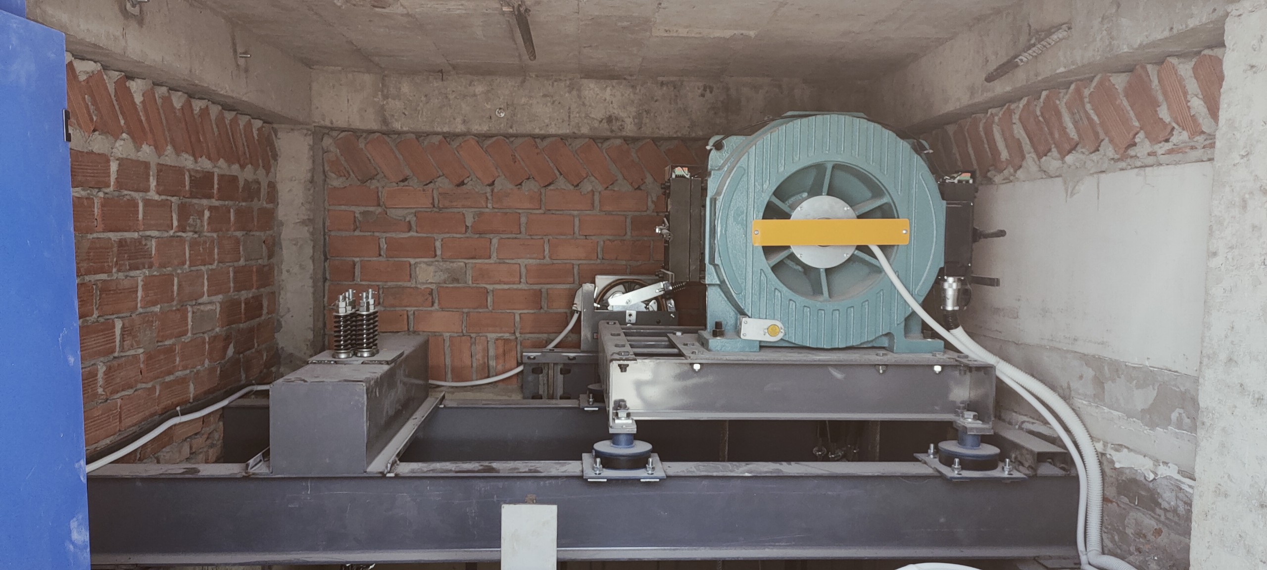 lap dat ban giao thang may 5 stop cong ty thanh viet  he thong cafe sieu xe va spa  city land go vap