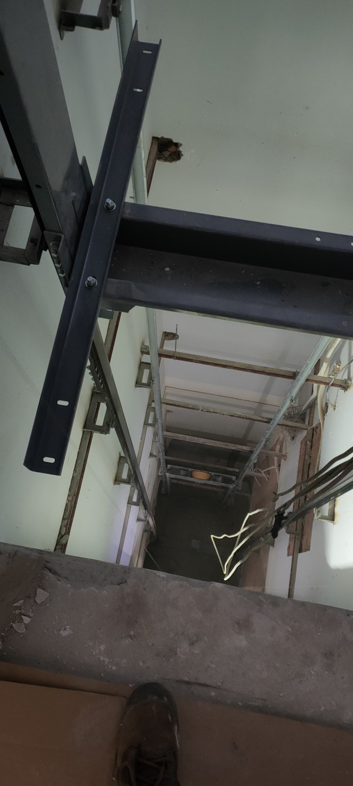 lap dat ban giao thang may  tu cai tao ho thang 5stop cong ty luat tnhh hang luat thanh nam quan 7 hcm